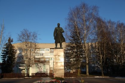 В ходе рабочей поездки и.о. руководителя регионального управления СКР возложил цветы к памятнику И.Д. Черняховскому